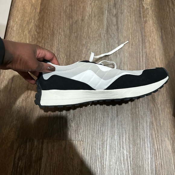 Steve Madden Stylish Black and White Men's Sneakers - Picture 4 of 7